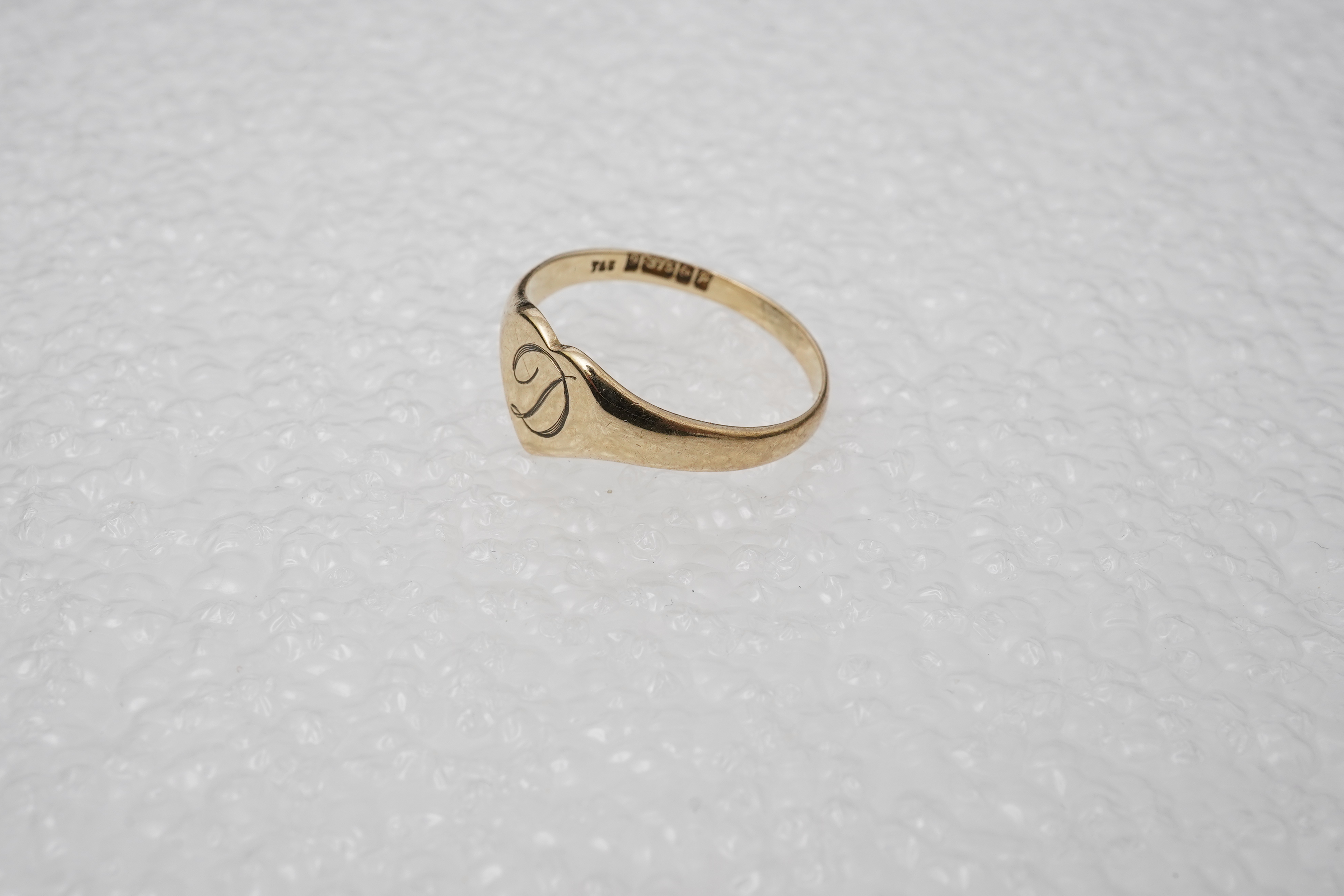 A modern 18ct gold and multi gem set cluster ring, size P, together with two 9ct rings including moss agate and a pair of 9ct gold and seed pearl set cabochon garnet ear studs.